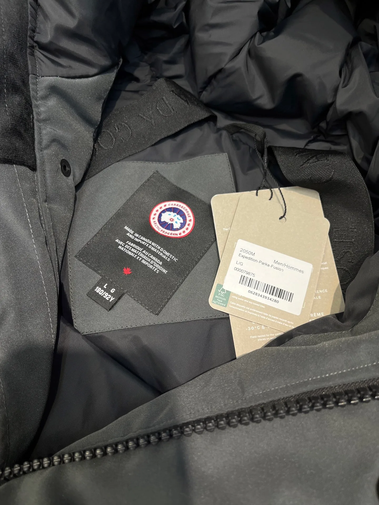 P720 high-end version (new version of Big Goose 01) Canada Goose Canada Goose #Chilliwack 7999M bomber jacket short down jacket/01 model #Men and Women Same Style# ➖ Genuine synchronous anti-counterfeiting chip sensor! ➖ Imported 21S polyester-cotton blended original fabric [last year’s 16S/18S hard fabrics have been completely eliminated, this year all use 21S genuine synchronous fabrics, the soft mid-strap feels delicate and textured], genuine synchronous Feather-Light 10D waterproof coating fabric, made of 84.5 polyester fiber and 15.5 cotton, 100% the best feel in the entire network! ➖ The genuine official website is synchronized with the national standard 80 white duck down, you can check the official website customer service, there will never be a series of misleading claims such as 90 down or goose down! ➖ Using the best nylon lining with double double-layer sealing design, velvet-proof No. 7 needle + grid-filled down ready-made garments, there is 100% no so-called velvet running! ➖ The cuffs are designed with thickened seamless threads, and the collar and pockets are lined with top-quality polar fleece to keep you warm and comfortable! ➖ Yoshida YKK provides original custom-made electroplated sliders. YKK two-way lockable zippers are tight and smooth and will not peel off paint! ➖ 3M composite guarantees that the Velcro is the same as the original, durable, and all accessories and hardware are custom-made! ➖ Imported BEHRINGER embroidery machine to customize the 10,000-needle embroidery logo, 98% of which can be reproduced to restore the original logo. You can check and compare on the official website! ➖ The fur collars are all made of large pieces of Western Canadian blue wolf hide, ensuring that each fur collar is 13-15cm wide!   Size:XS-XXL